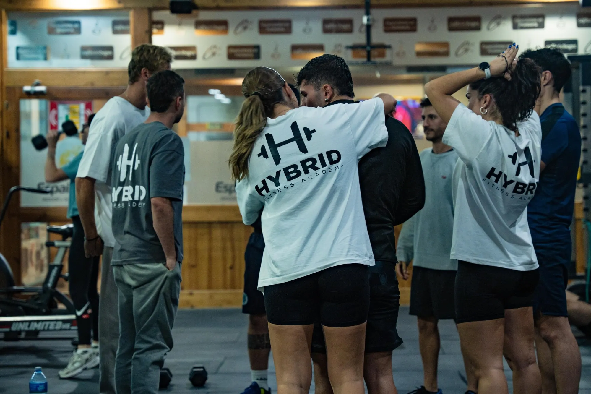 Socios de Hybrid Fitness Academy entrenando con camisetas de la marca en el box de Blanes